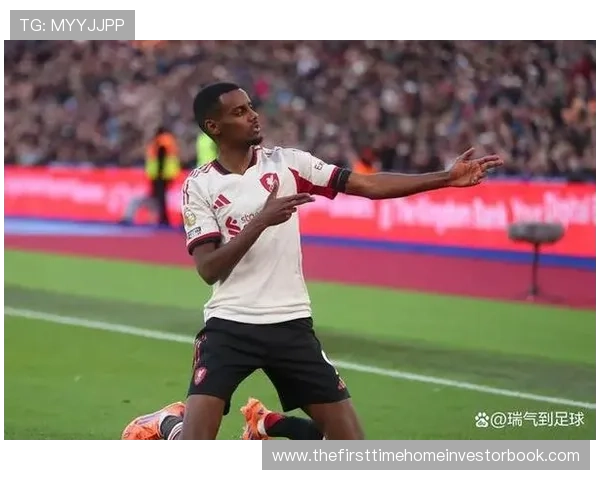 伊萨克射门方式解析，揭示未来足球明星的进攻技巧与趋势分析