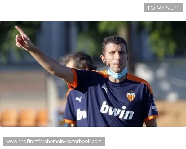 瓦伦西亚管理层决策争议显现，对球队稳定性与发展规划形成影响